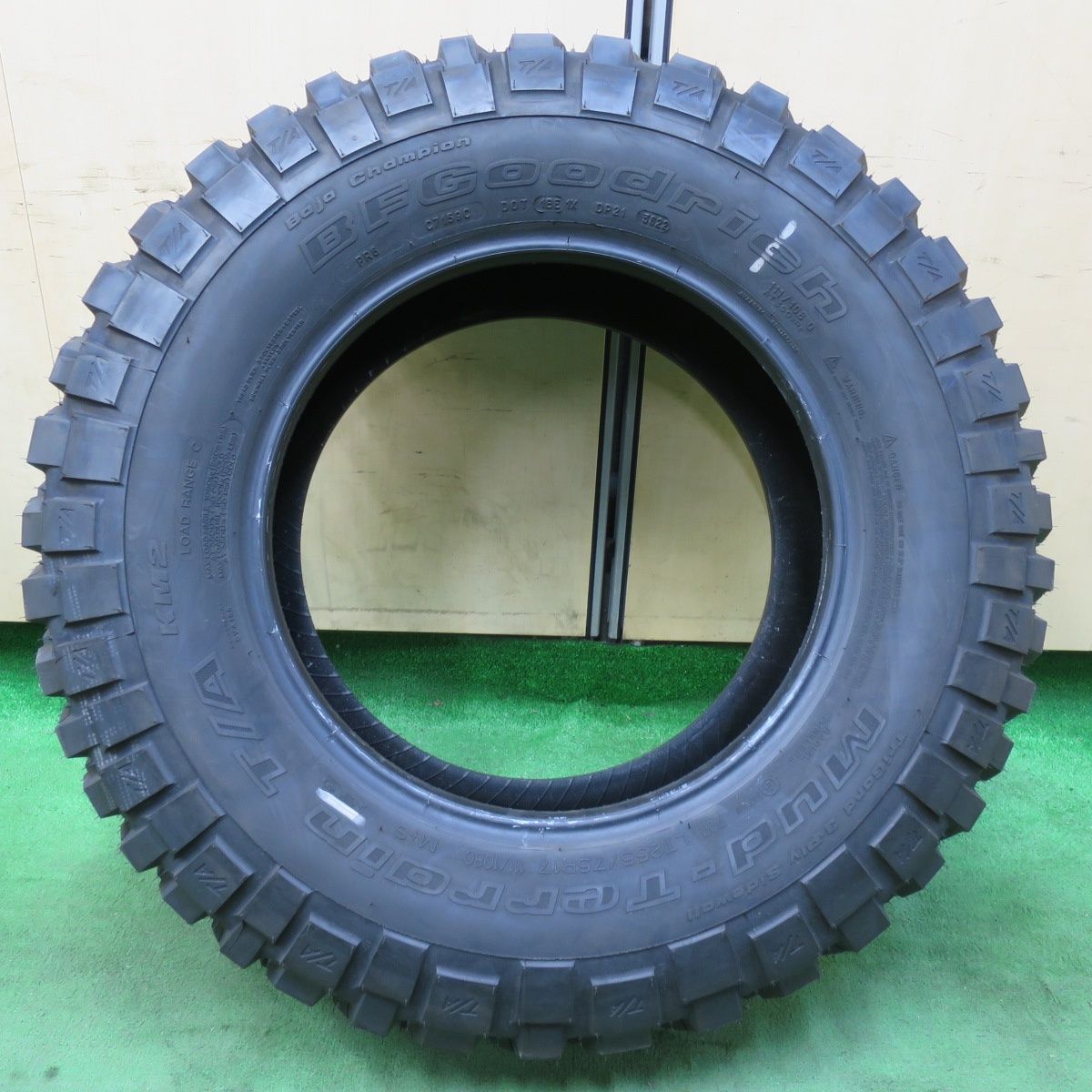 送料無料] 未使用！22年☆255/75R17 111/108Q BFグッドリッチ Mud-Terrain T/A KM2 タイヤ 17インチ ランクル  プラド ジープ ラングラー 等☆4101104イノタ - メルカリ