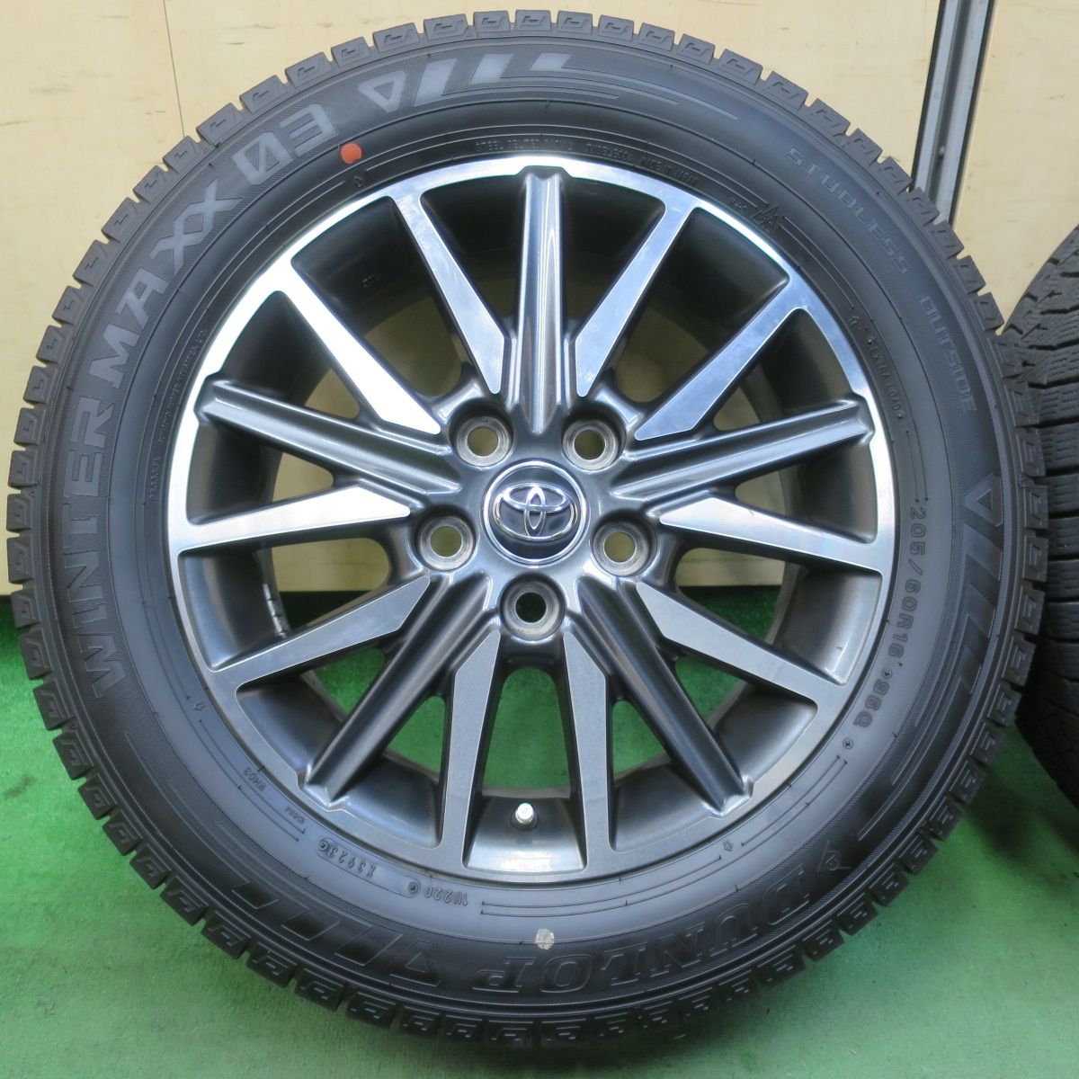 バリ溝 23年 9.5分 トヨタ 80系 ヴォクシー ノア 純正 205 60R16 スタッドレス ダンロップ ウインターマックス03 16インチ PCD114.3 5H 5092603イス
