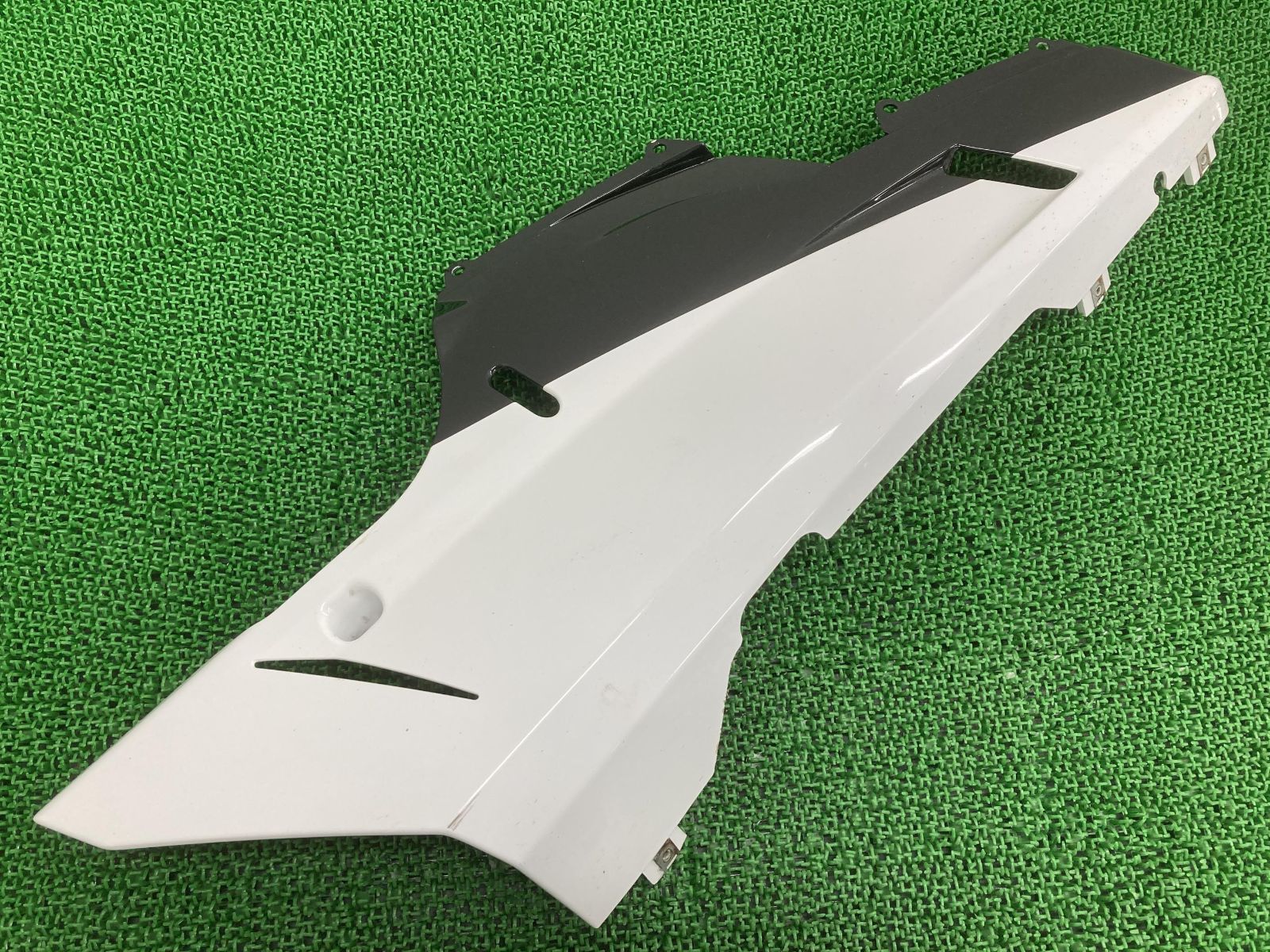 848EVOコルセ アンダーカウル 右 白/黒 480.3.229.3A ドゥカティ 純正 中古 アンダーカウル ペイント素材に 割れ欠け無し 品薄