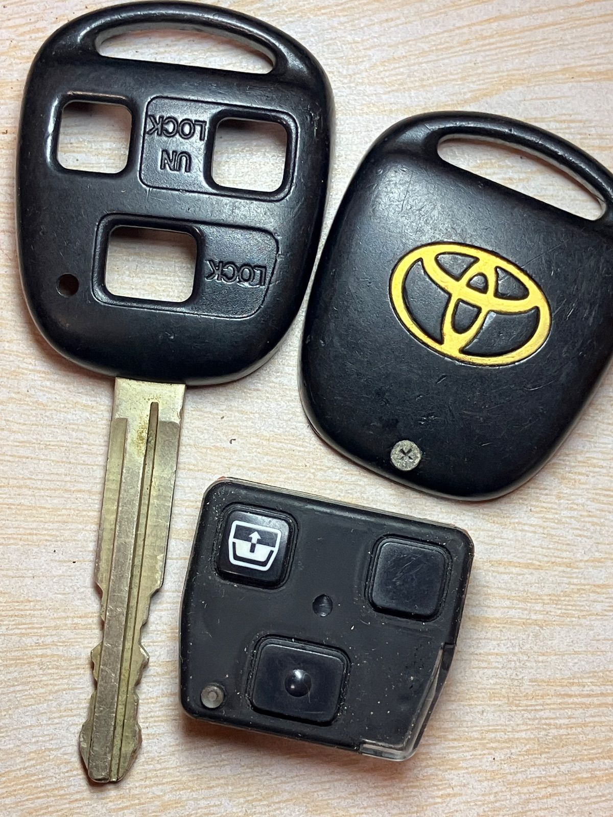 RZN215等リヤウインドつき