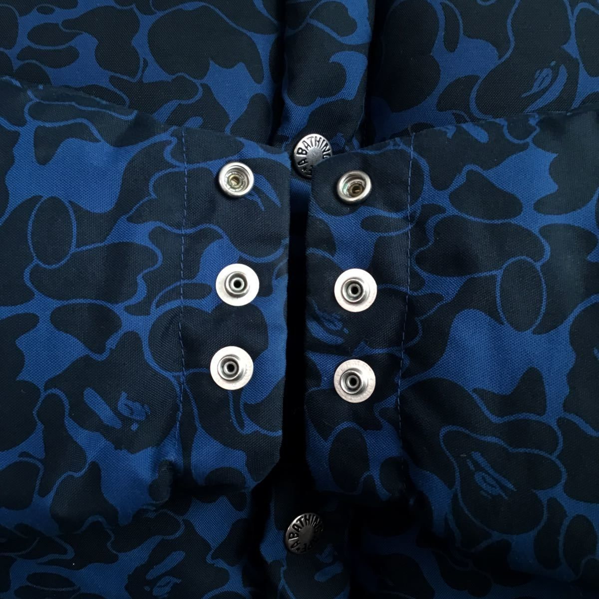 ダウンジャケット Solid camo Mサイズ blue × navy a bathing ape BAPE 