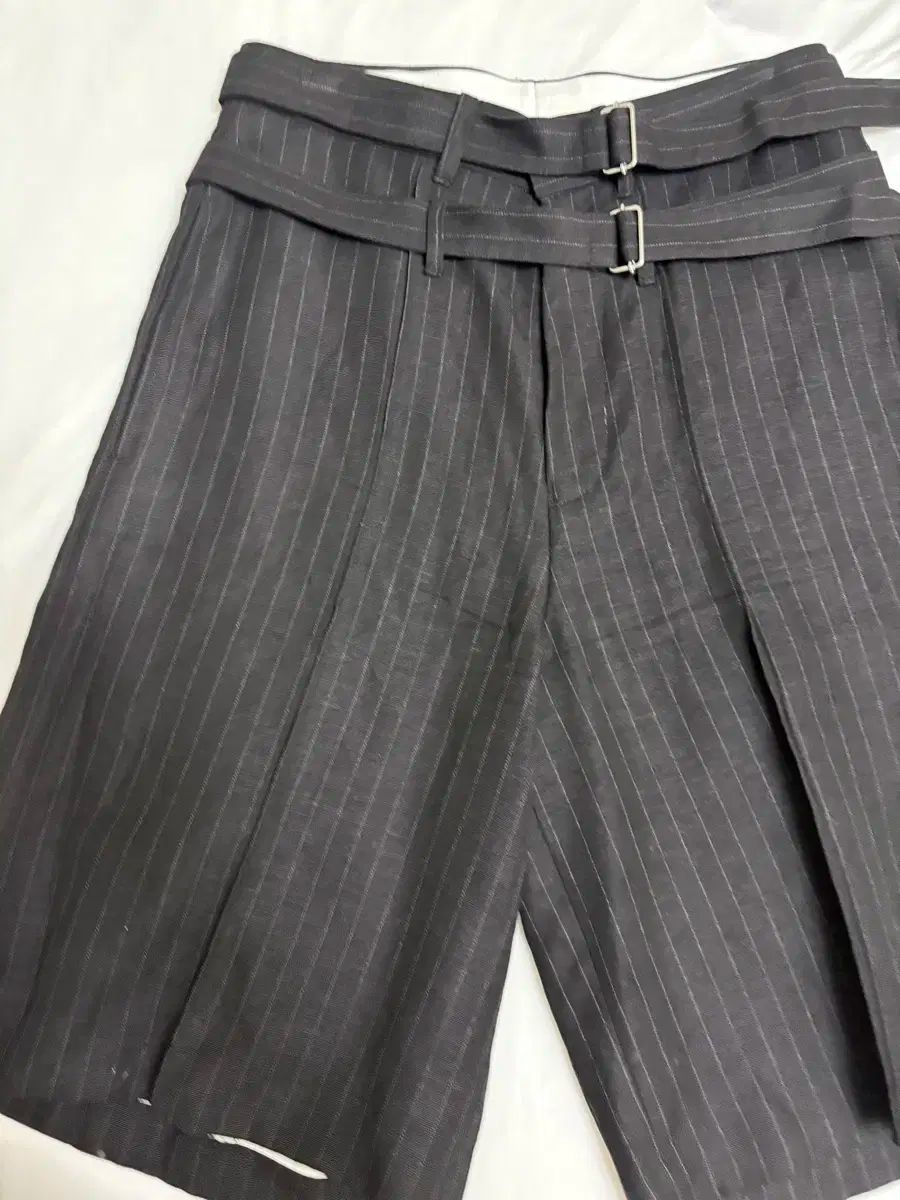 エクリュ ジェーン スミス ベルト バミューダパンツ