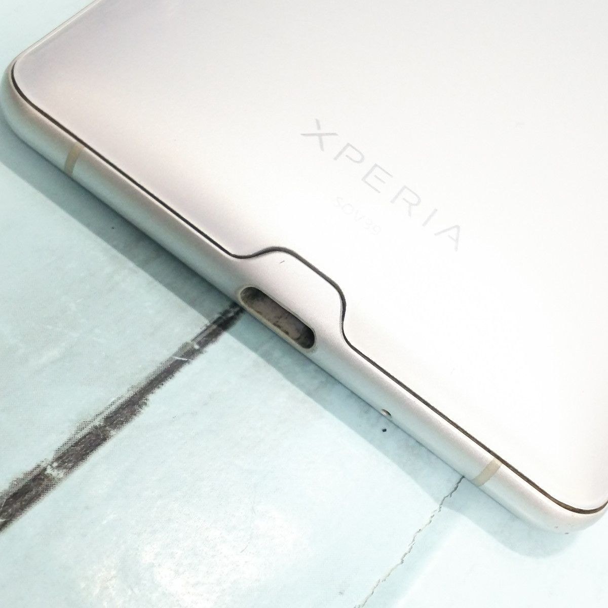 ブランド品専門の au Xperia XZ3 SOV39 ホワイトシルバー 本体 白ロム ...