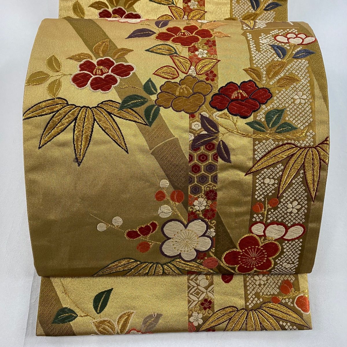 袋帯 秀品 振り袖向き 竹梅 椿 金糸 唐織 金色 六通 正絹 【中古 袋帯 秀品 振り袖向き 竹梅 椿 金糸 唐織 金色 六通 正絹 【中古