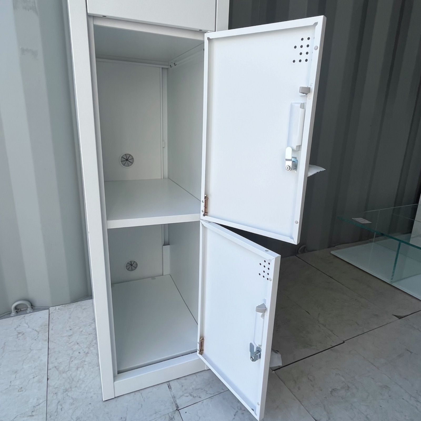 おしゃれホワイトインテリアスチール四段ロッカー 下駄箱