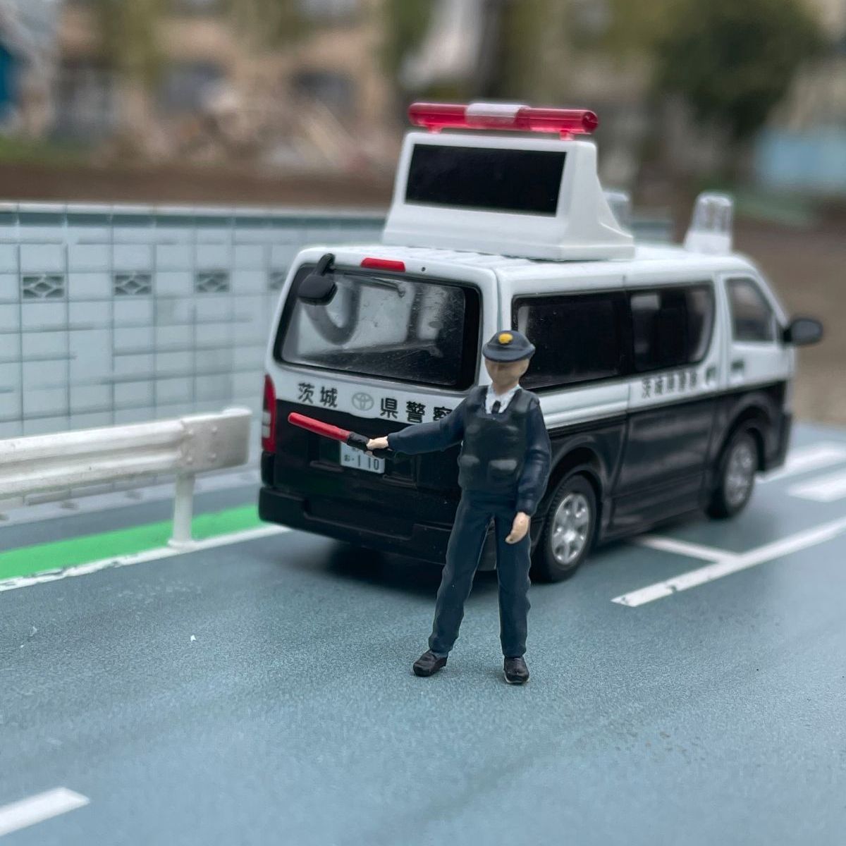 1/64の女性警察官3 誘導する警察官 - メルカリ
