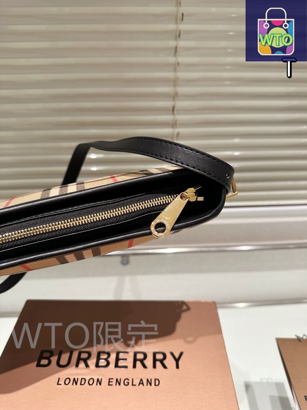 BURBERRY アームカバー 黒 グラフィックプリント　リカルド　最終お値下げ BURBERRY アームカバー 黒 グラフィックプリント リカルド 最終