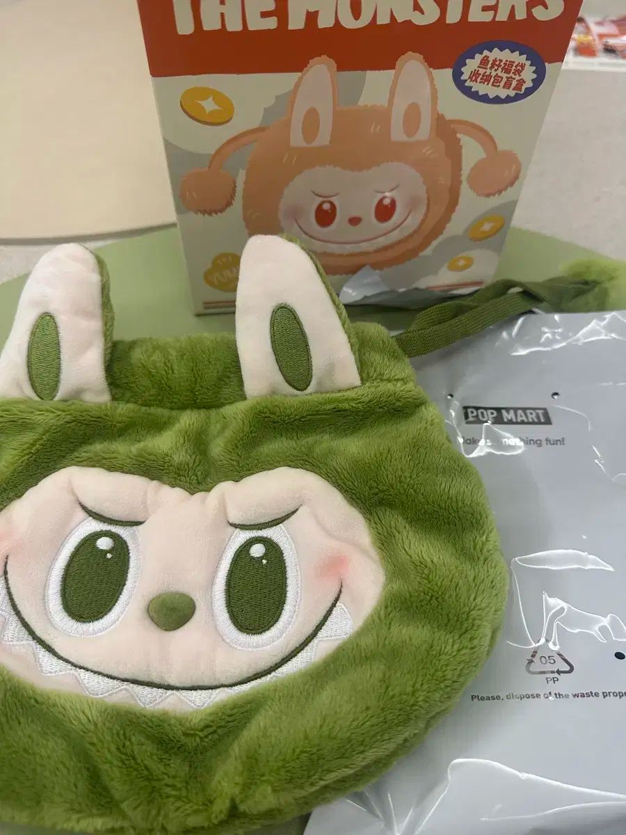 疑わしい コンビニエンスストア ラブブ ポップアップ ポーチ グリーン