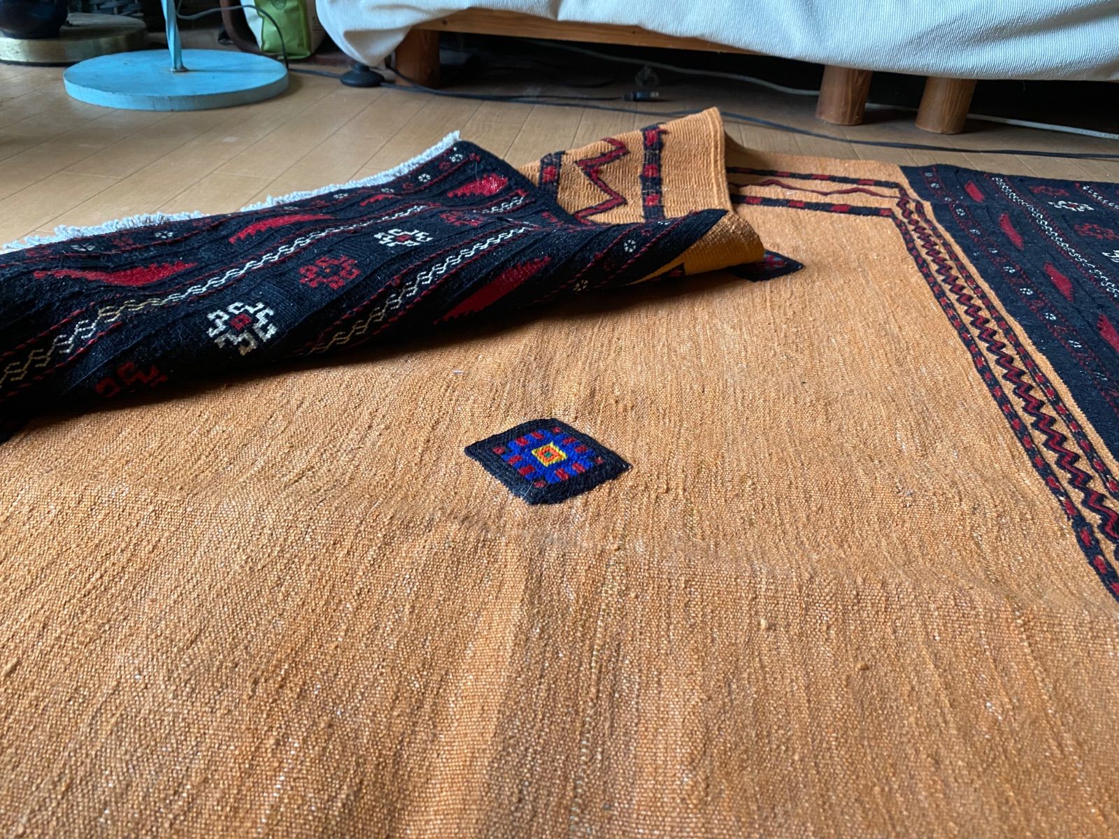 素敵で細かい織りグジャリ織り入りバルーチソフラをご紹介 138×142素敵なお部屋作りに