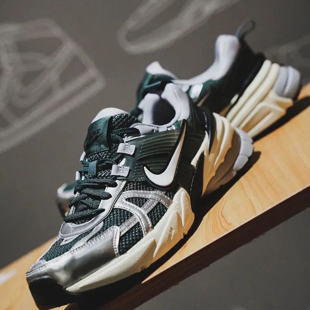 NIKE(ナイキ) V2K ラン ヴィンテージ グリーン