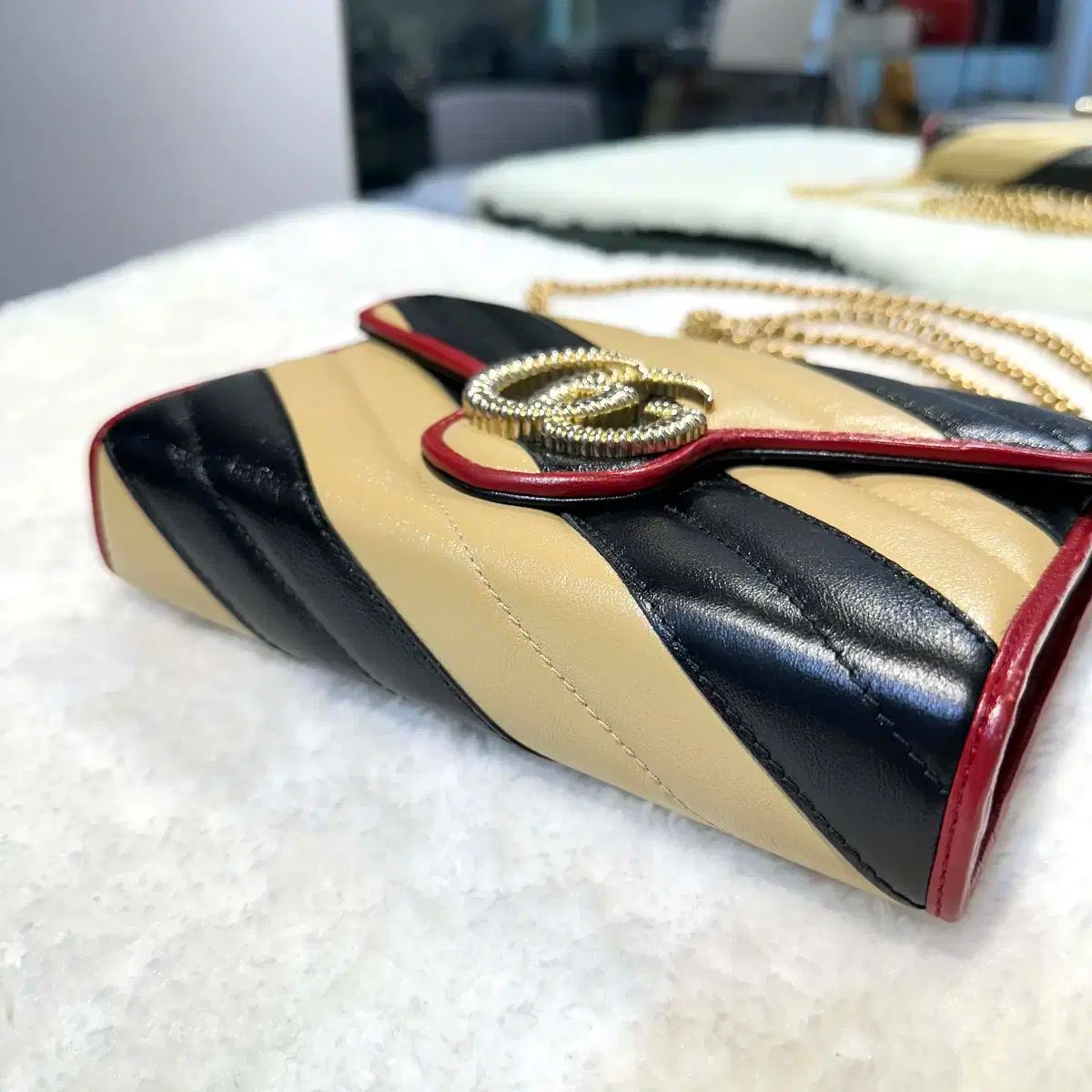  GUCCI グッチ GG マーモント チェーン クロスバッグ ベージュ ブラック 573807 ー E 112607 メッセンジャーバッグ ショルダーバッグ