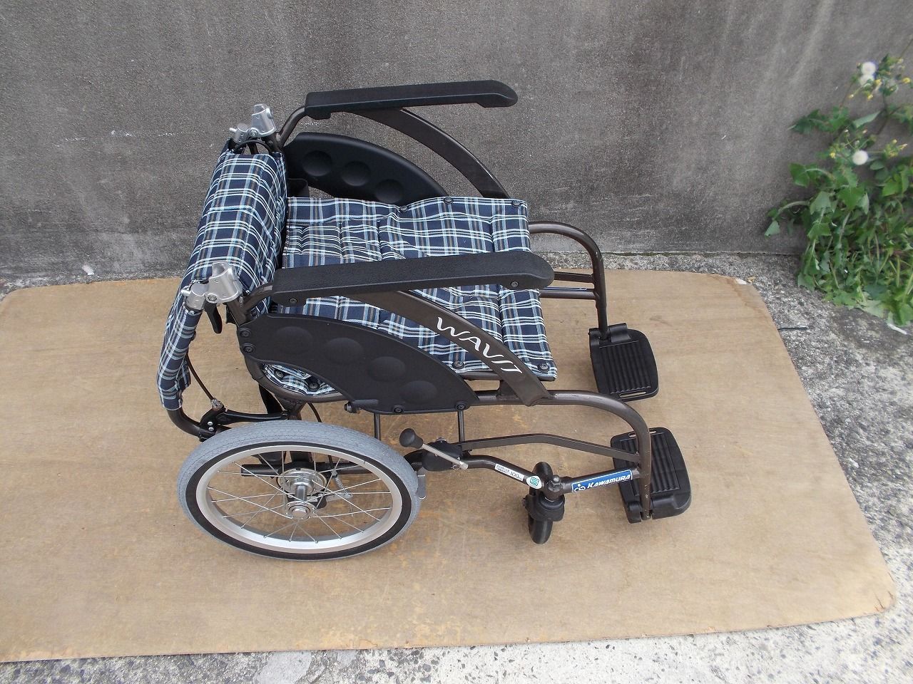 送料無料（一部地域を除く）　カワムラサイクル　介助用標準車いす　WAVIT (ウェイビット)　WA16-40  KM-25-0919-12 TS-25-0425-16 一部地域を除き送料無料 レッグサポートなし カワムラ