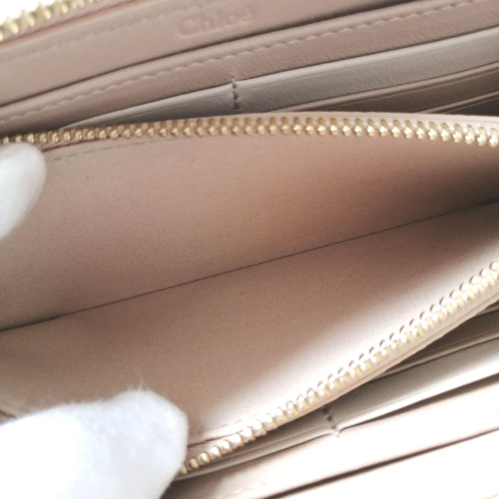 ベージュ アルファベット