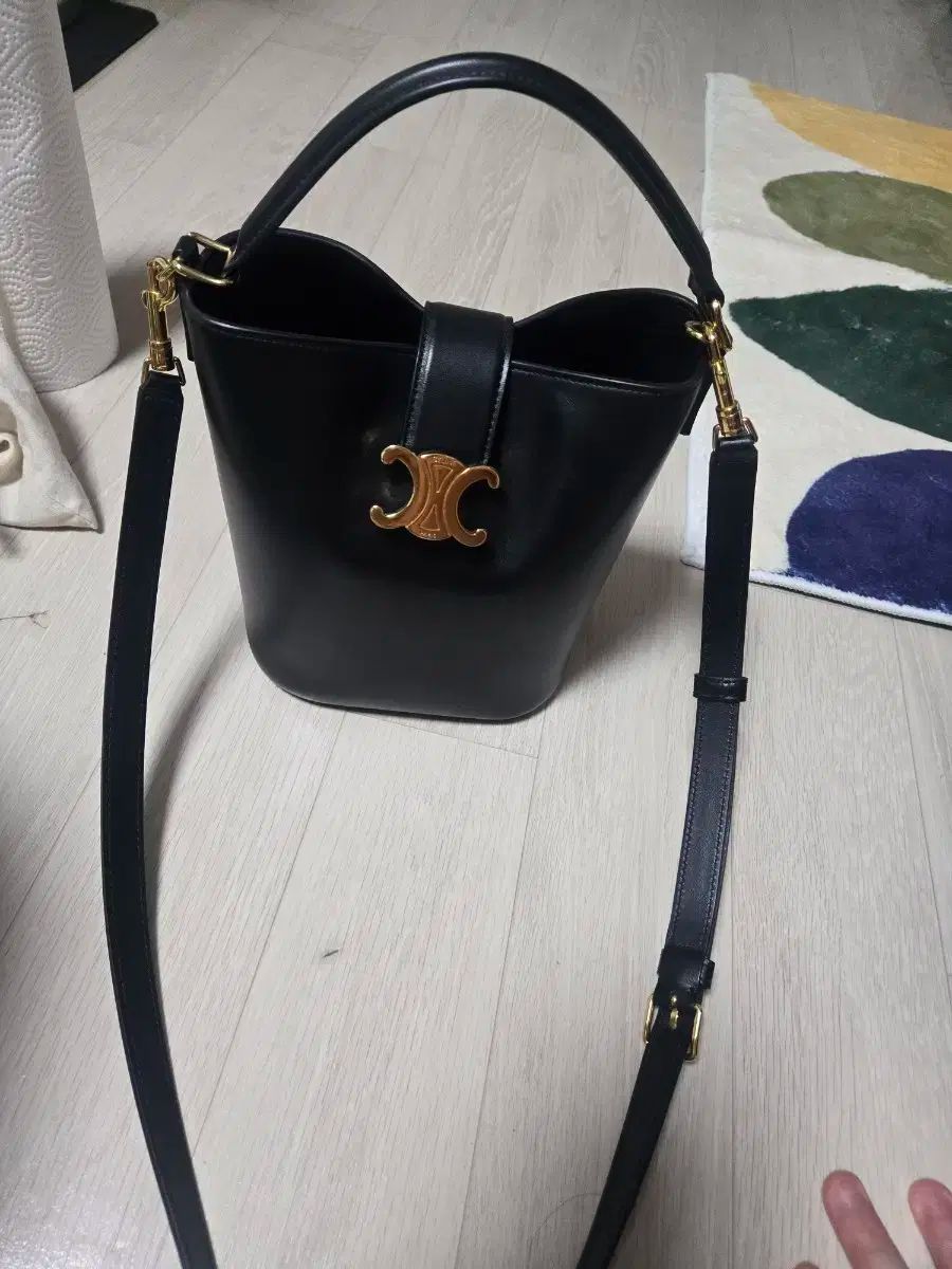 【すぐ届く】ミニバケットルイーズ / ヌバック ミニバケットルイーズ / ヌバック - キャメル | CELINE