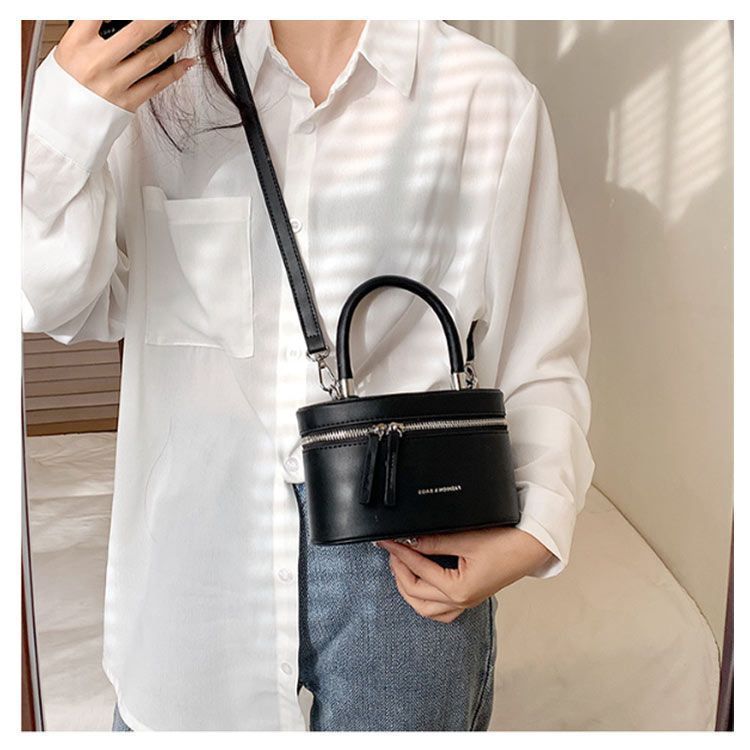 上品 ポーチ 斜めがけ ショルダーバッグ フェミニン 肩掛け レディース ハンドバッグ 鞄 カジュアル きれいめ 大人 かばん シンプル 黒 2way PU合皮 dkhsh591799 DECORATOM_COM_BR