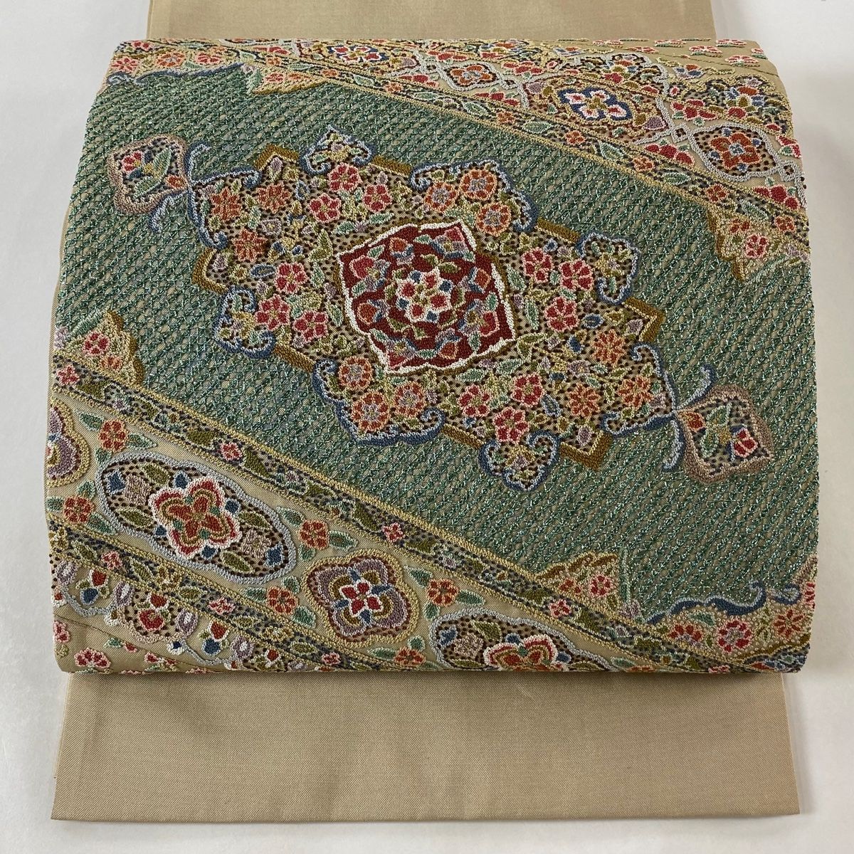 ◆663◆袋帯 六通 逸品 華文 有職文様 相良刺繍 金糸駒刺繍　正絹　着物帯 袋帯 美品 逸品 華文 金糸 相良刺繍 山吹茶色 お太鼓柄 正絹