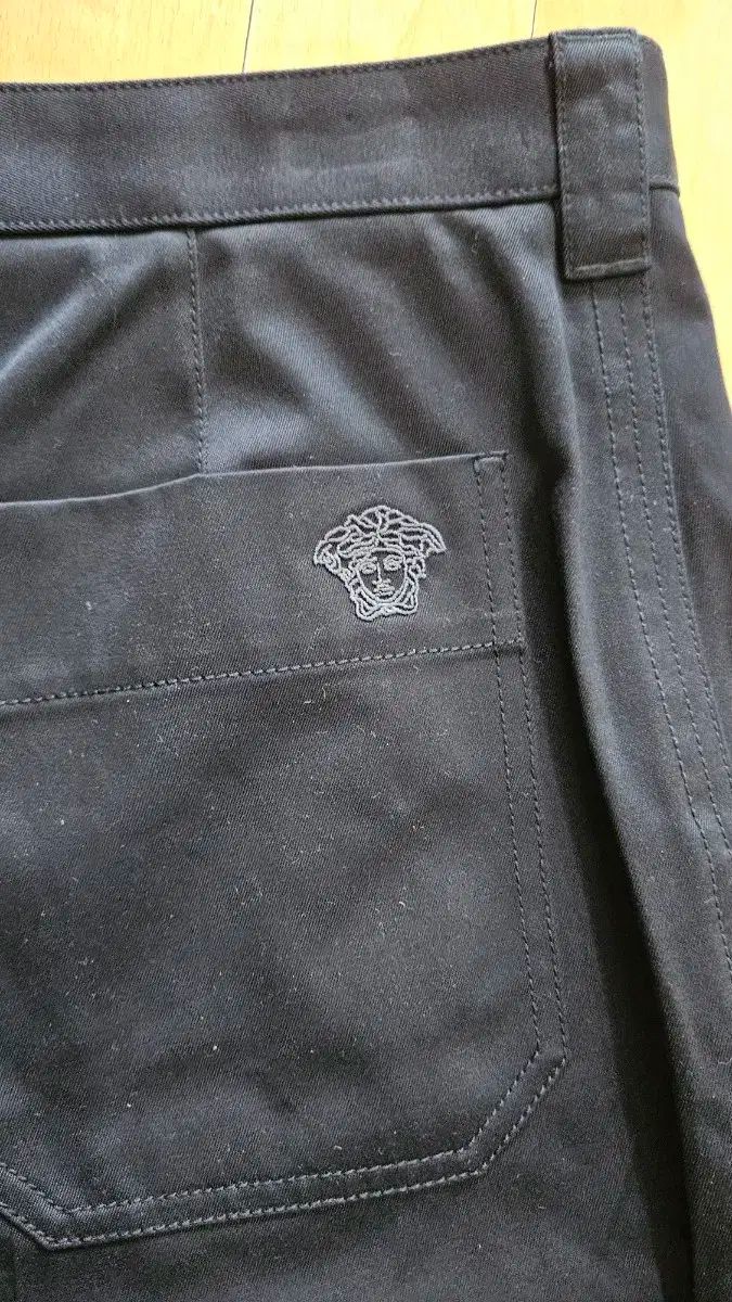 ヴェルサーチ　シルクショートパンツブラックラベル バロッコシルク ショートパンツ ブラック,プリント | VERSACE JP