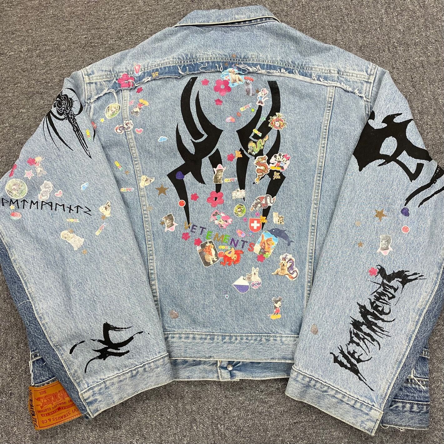 希少 VETEMENTS LEVIS 18AW Tribal Sticker Oversize Denim Jacket WAH19JA111 再構築  オーバーサイズ トライバル ステッカー デニムジャケット Gジャン ヴェトモン M