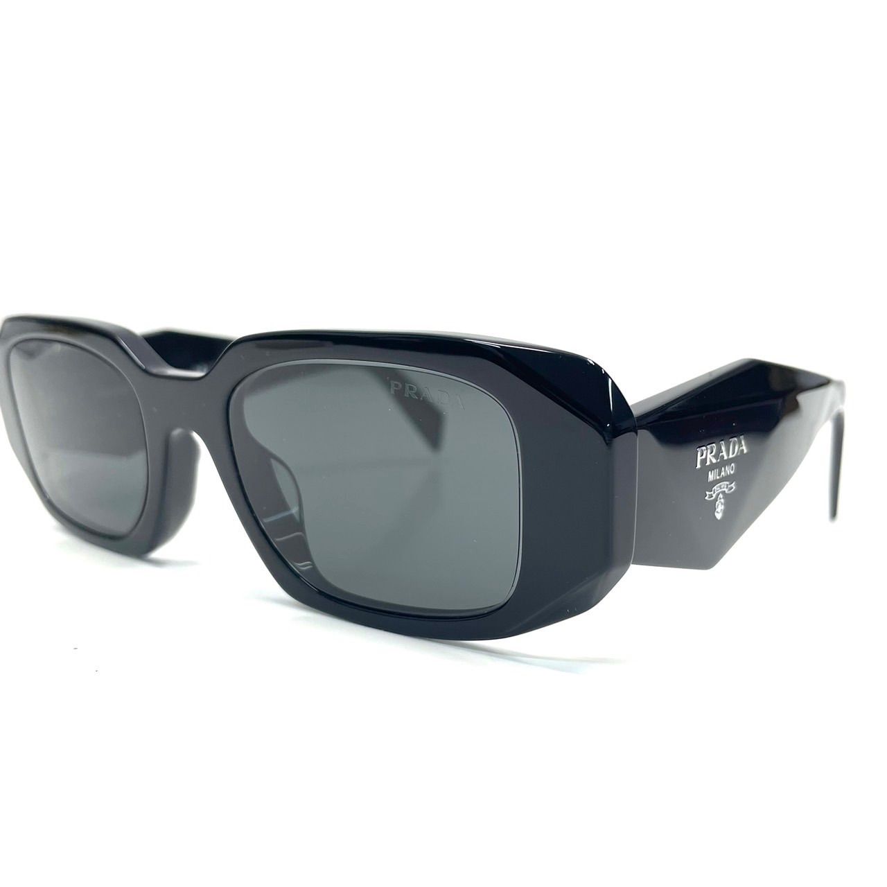 PRADA ロゴサングラス Prada Eyewear ロゴ サングラス | ブラック | FARFETCH JP