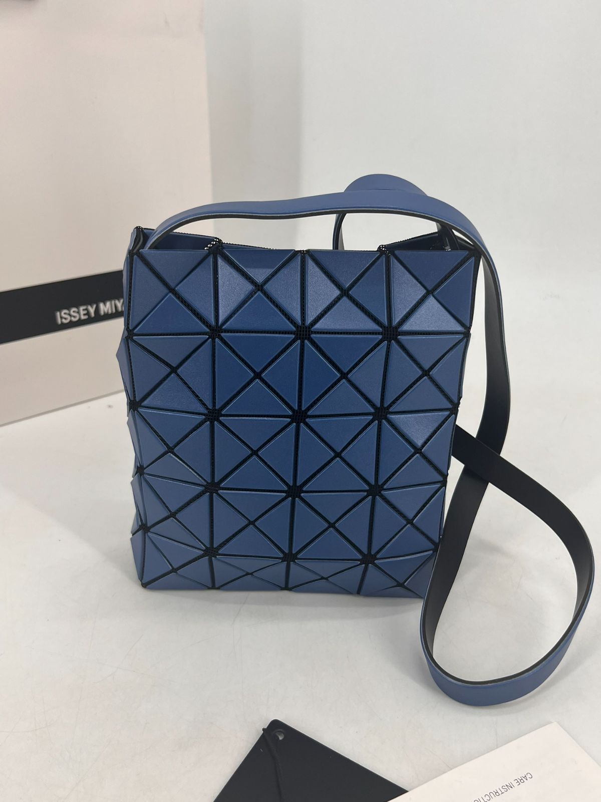 Bao Bao Issey Miyake Prism Matte-2 ショルダーバッグ S （ディープブルー）