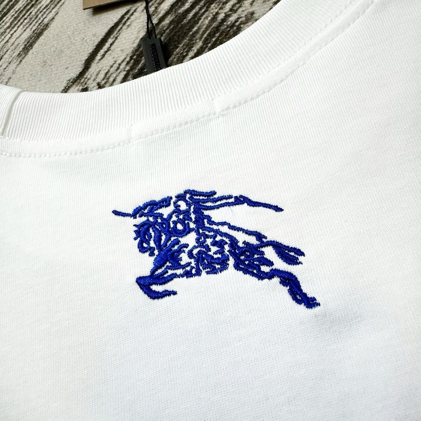 今日特価】BURBERRY ホースフェリー刺繍 T シャツ - メルカリ
