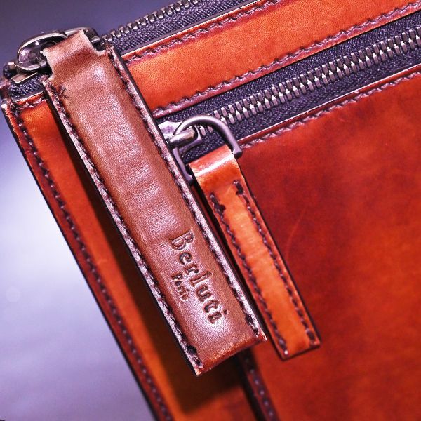 海外希少 Berluti 直営 ベネチアカーフレザー クラッチバッグ 海外希少 Berluti直営 Rosewood Scritto レザー クラッチバッグ