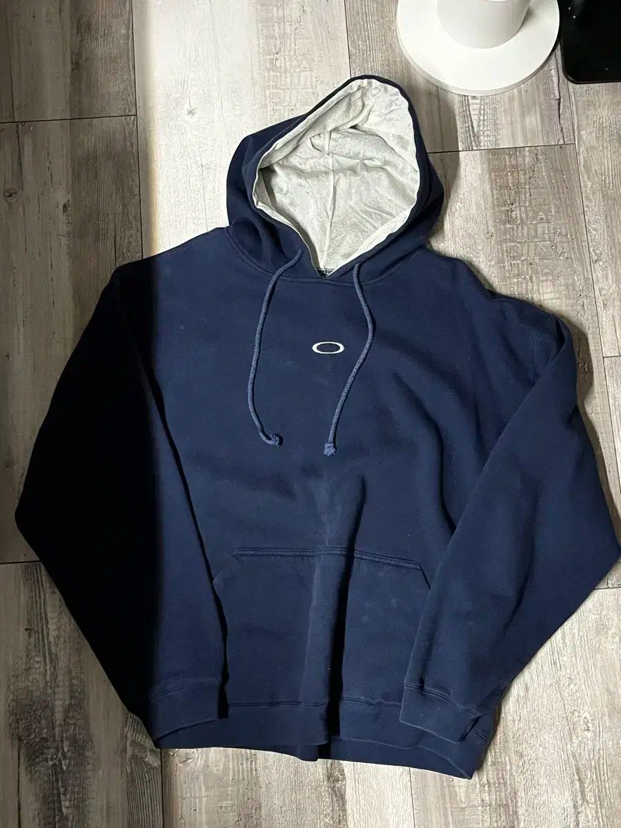 OAKLEY(オークリー) アーカイブ ヴィンテージ センター ロゴ フード付きTシャツ