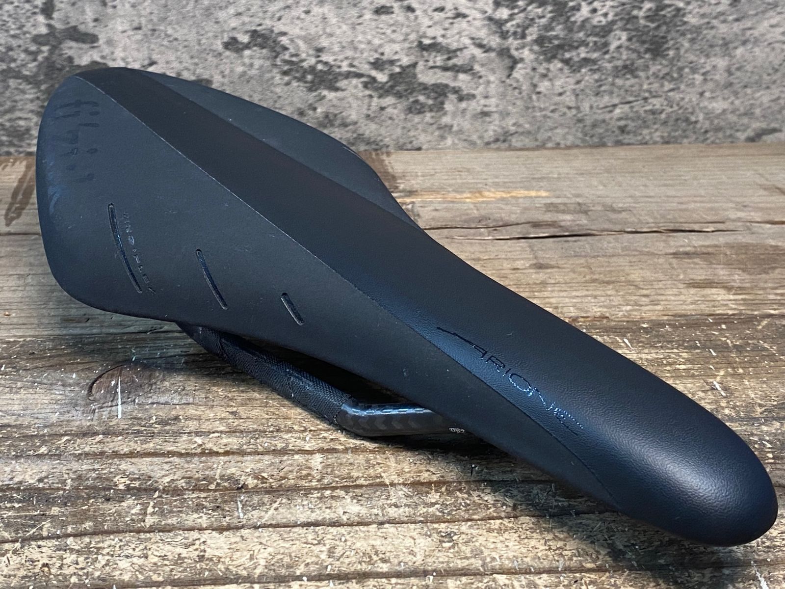 ト*ト様 Fizik Arione 00 カーボンブレードレール採用サドル Amazon | Fizik(フィジーク) ARIONE 00 カーボン カーボンレール for