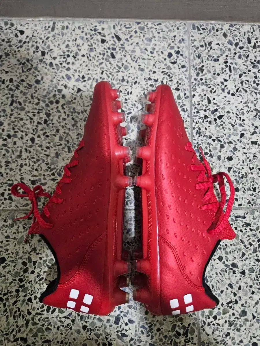 RED サッカーシューズ