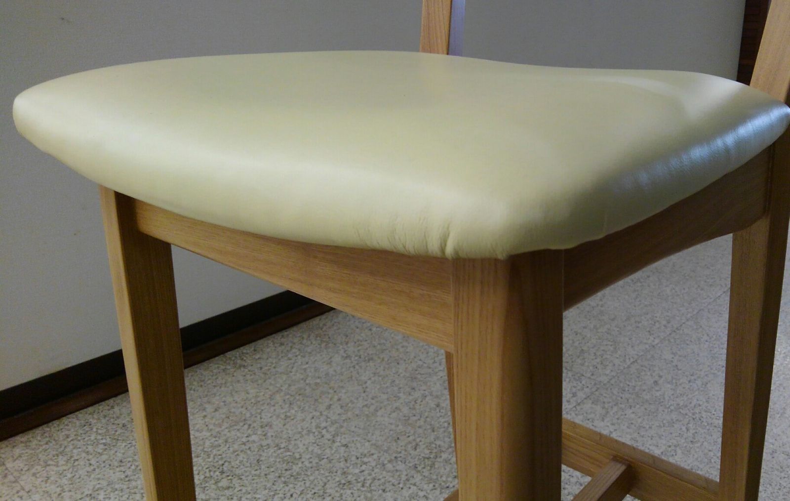 気に入る 本格派木製ハイチェア カムイハイチェアDBN BK 高さ4段階 座面高73cm