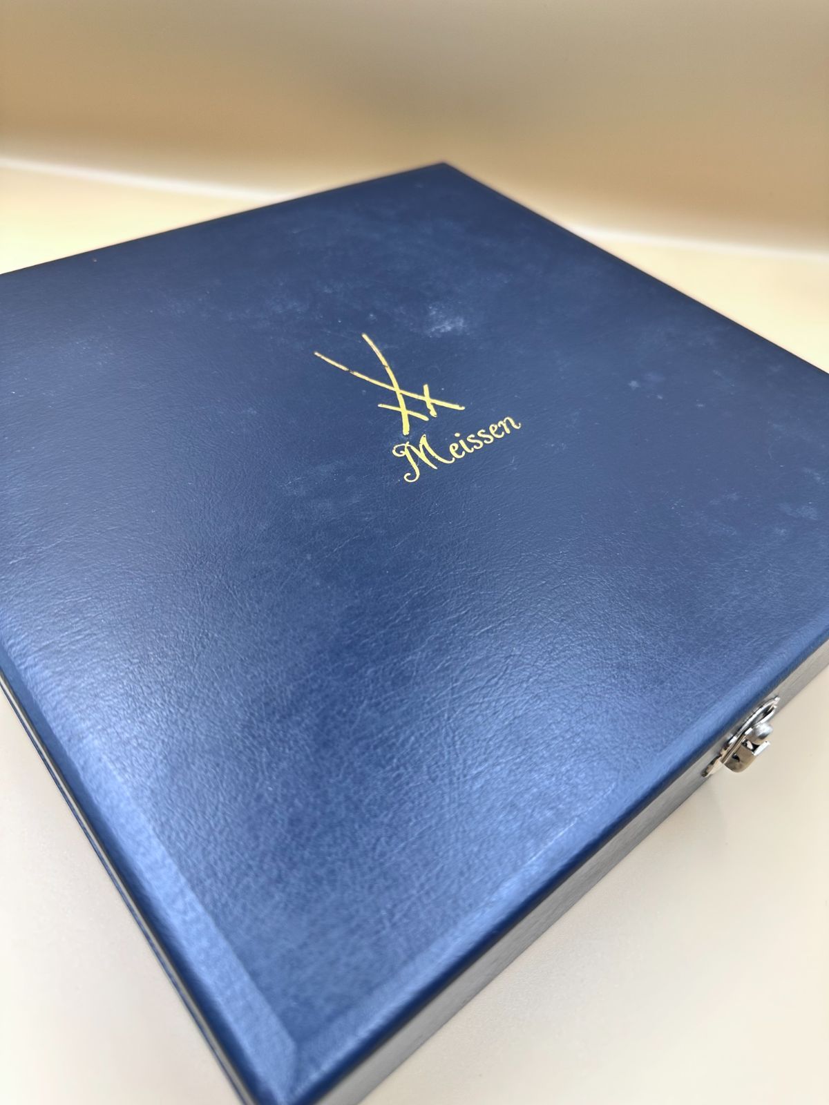 箱あり】歴代マイセン双剣マーク プレート 割引 H3×W25.5cm 底部に窯印