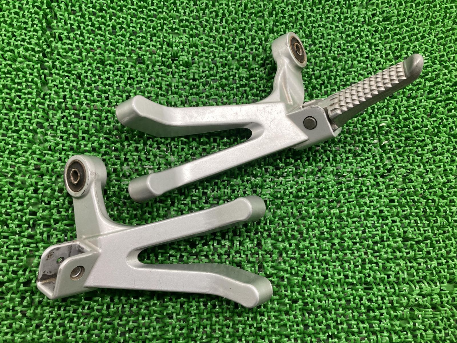 TL1000S タンデムステップホルダー 左右 02F スズキ 純正 中古 バイク 部品 VT51A コケキズ無し 割れ欠け無し 品薄 希少品 車検 Genuine