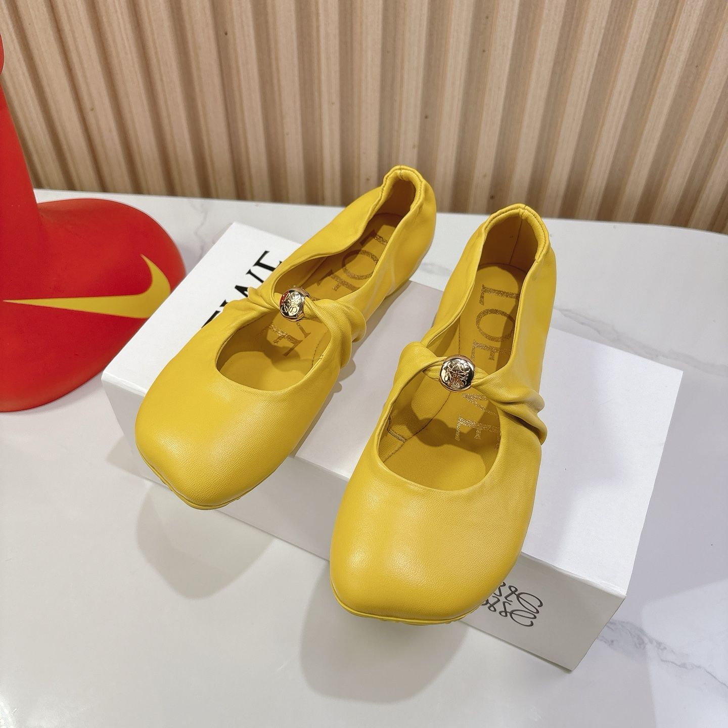 【Loewe】メタリックレザー メリージェーンフラットシューズ ブラッシュドカーフレザーのメリージェーン・カンポ・スリッパ