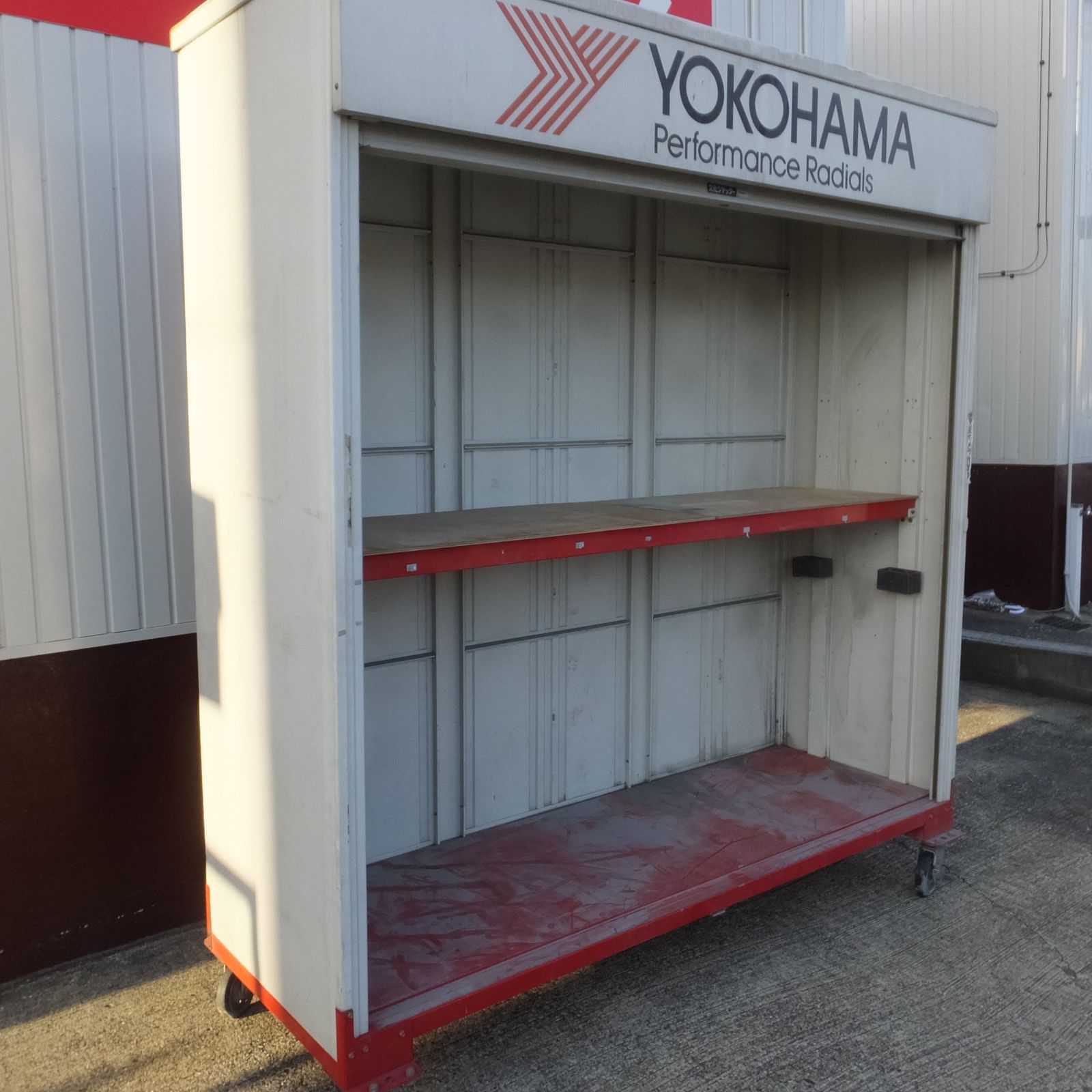 お手頃価格で大人気！ 愛知発 直接引取 ◆シャッター 付き タイヤ ストッカー ヨコハマ キャスター ガレージ タイヤ ラック 保管庫 物置 倉庫 文化シャッター◆