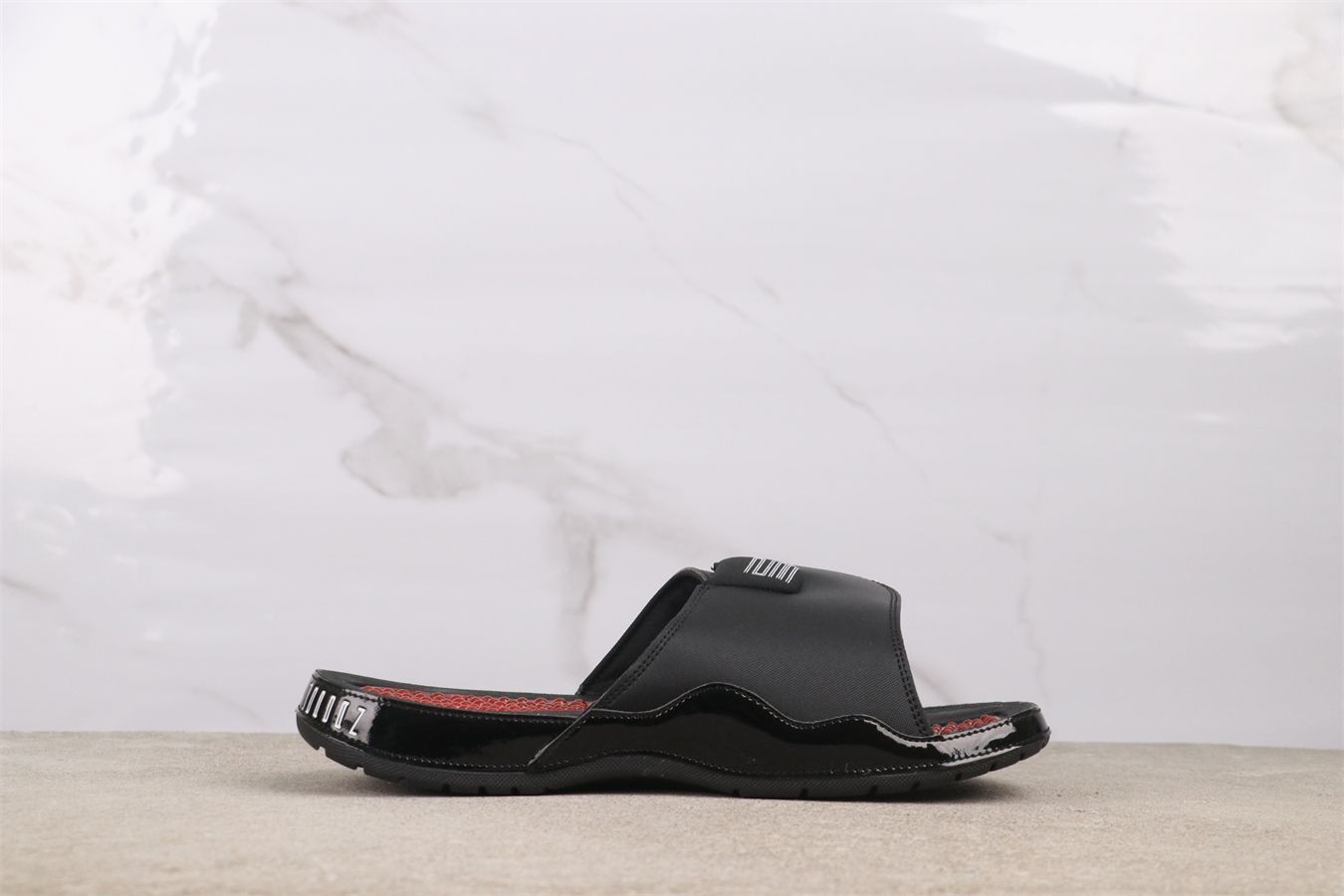 今日 エアジョーダン AA1336-001 ブラックレッド スリッパ