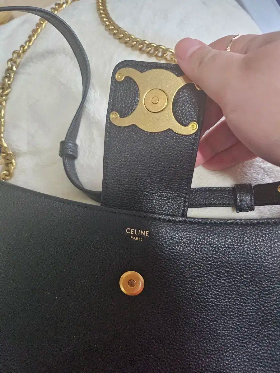 ✟