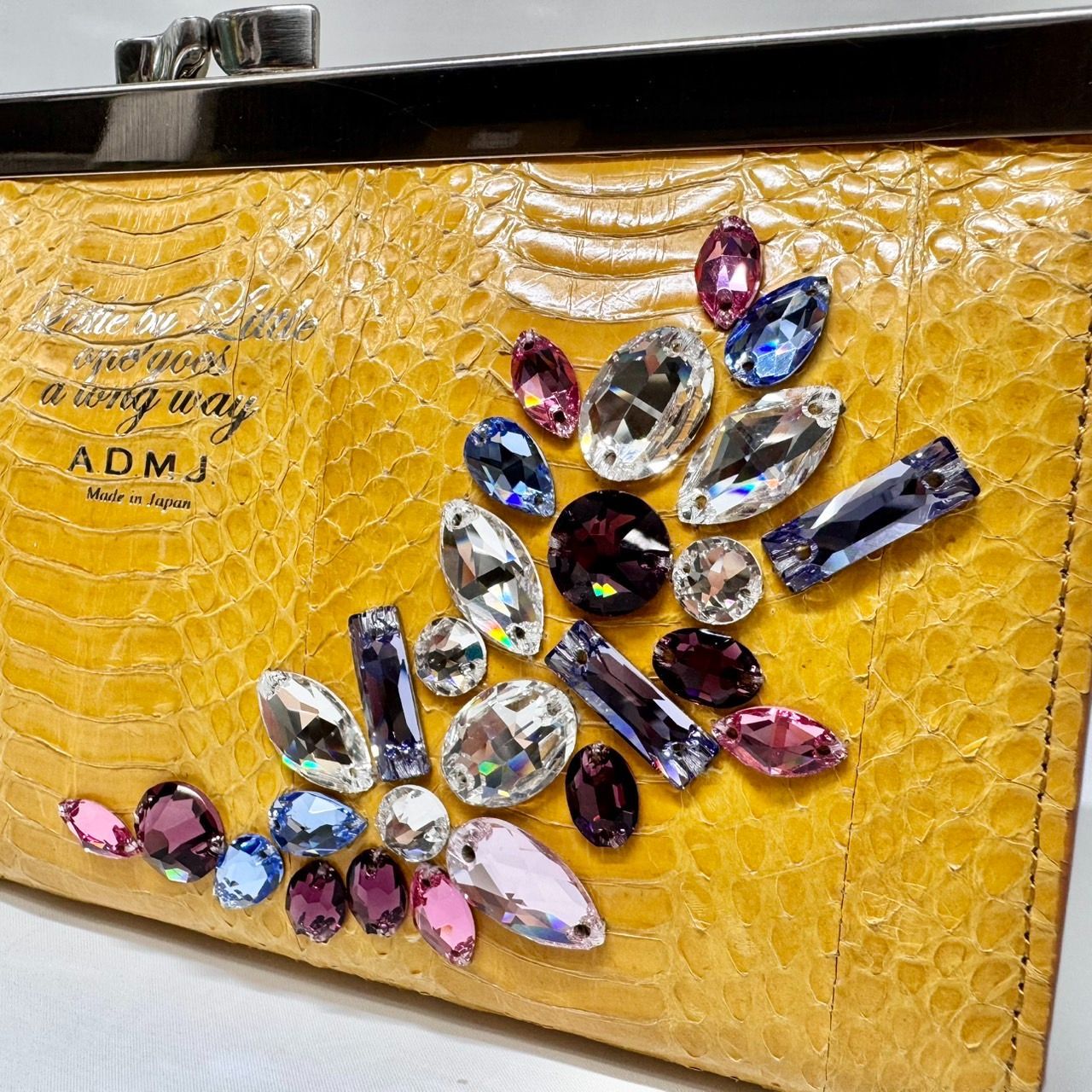 A.D.M.J】長財布 がま口 クロコ型押し イエロー スワロフスキー