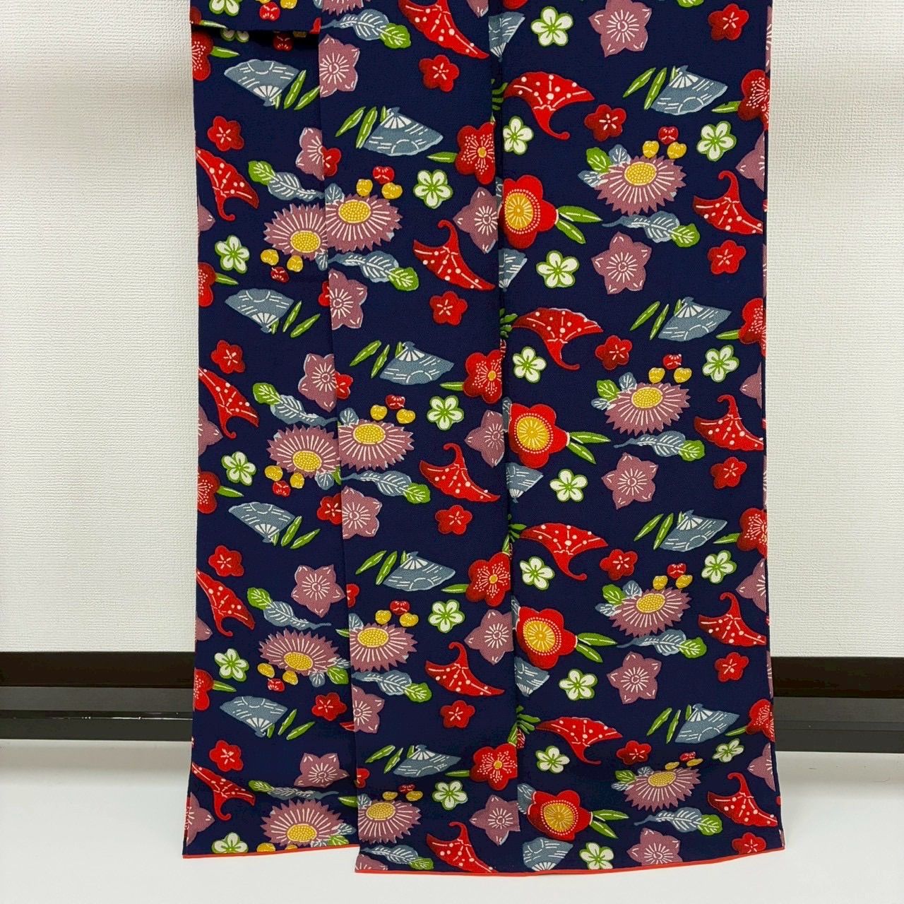 紺色の縮緬地に一面に花が咲き誇る、華やかな正絹のお着物です 楽天市場】正絹小紋 KANSAI お仕立て上がり 正絹着物 桜柄 おに