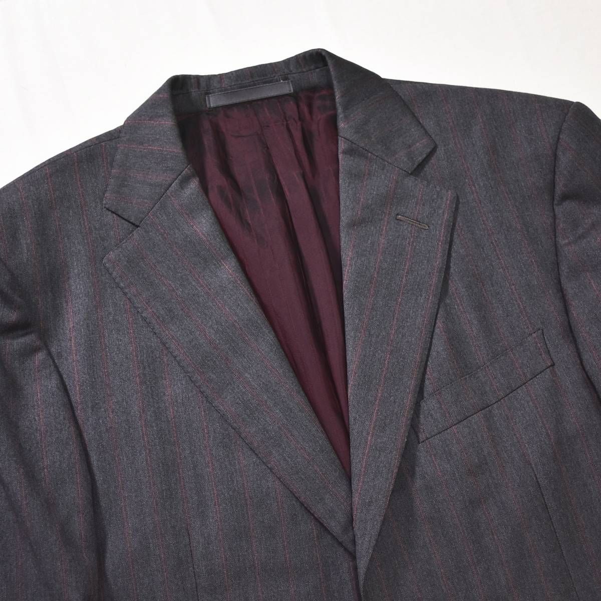 スイス製 エルメネジルド ゼニア トロフェオ Ermenegildo Zegna TROFEO ROMA MODEL 2B シングル スーツ セットアップ 上下 48 C ヘリンボーン ストライプ グレー x ワインレッド メンズ KANDAIZUMI_COM