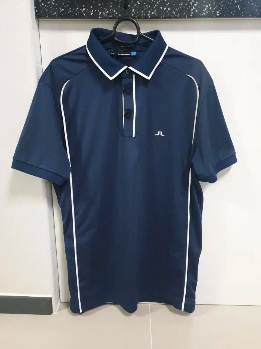 J.LINDEBERG - リンドバーグ　メンズゴルフウェア　夏物ポロシャツ　水色　青　半袖シャツ J.LINDEBERG - リンドバーグ メンズゴルフウェア 夏物ポロシャツ