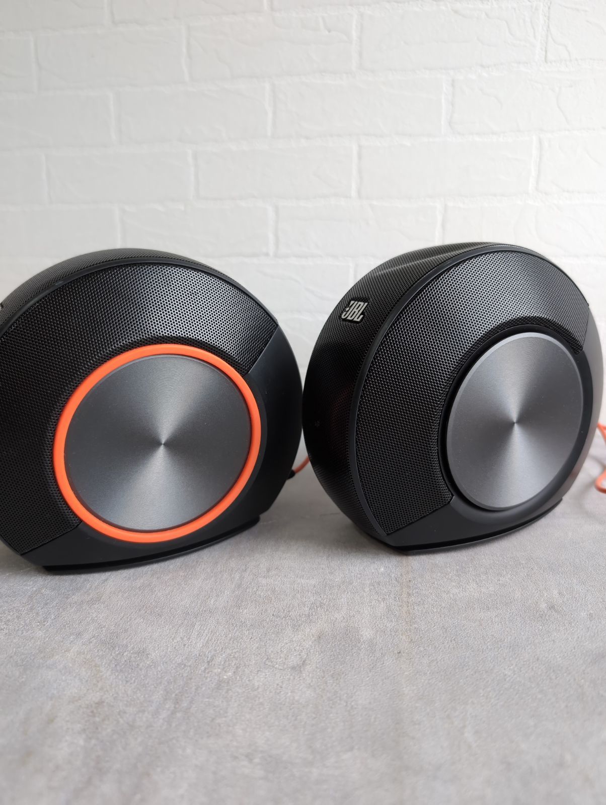 JBL Pebbles スピーカー　未開封品を1回だけ使用した品 ◇未使用保管品 JBL Pebbles バスパワードスピーカー - メルカリ