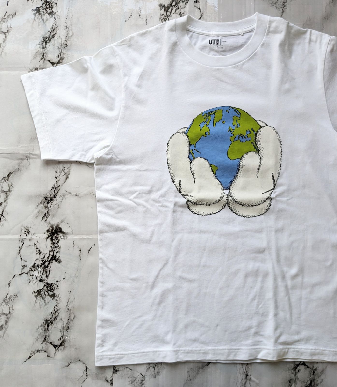 ユニクロ×カウズ　UNIQLO×KAWS　コラボ　tシャツ　PEACE FOR ALL　ピースフォウオール　地球　ハンド　ホワイト　UT