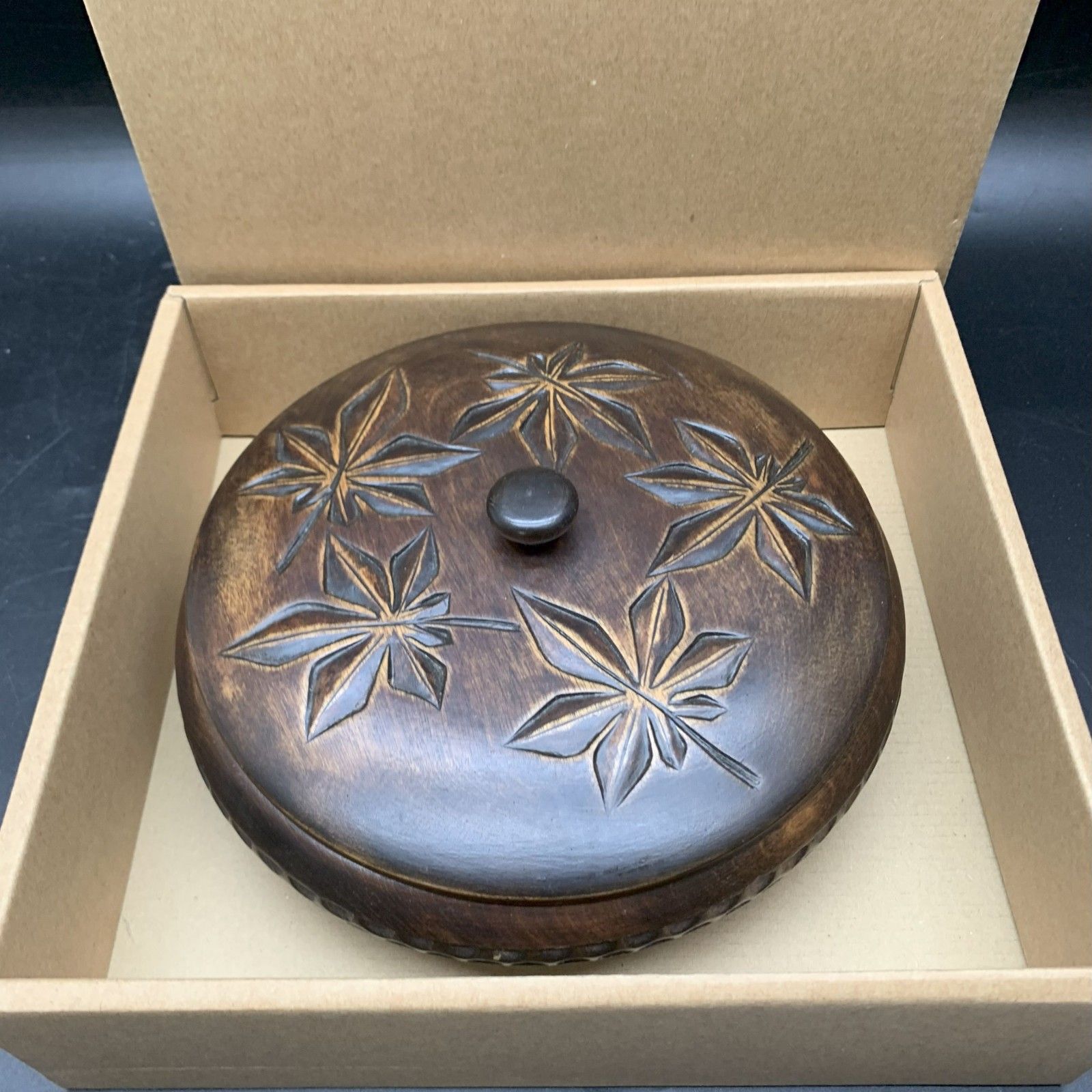 A393未使用 木製 菓子器 菓子鉢 木彫り 彫刻 蓋付き 蓋物 紅葉文様