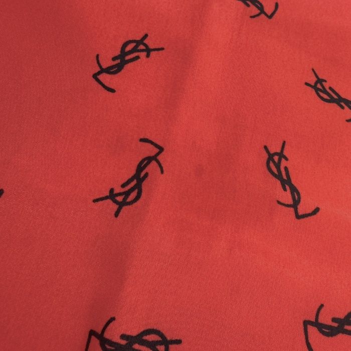 美品　イヴサンローラン　スカーフ　光沢　レッド　　ロゴマーク　総柄 イヴサンローラン Yves Saint Laurent スカーフ 大判 ロゴ柄