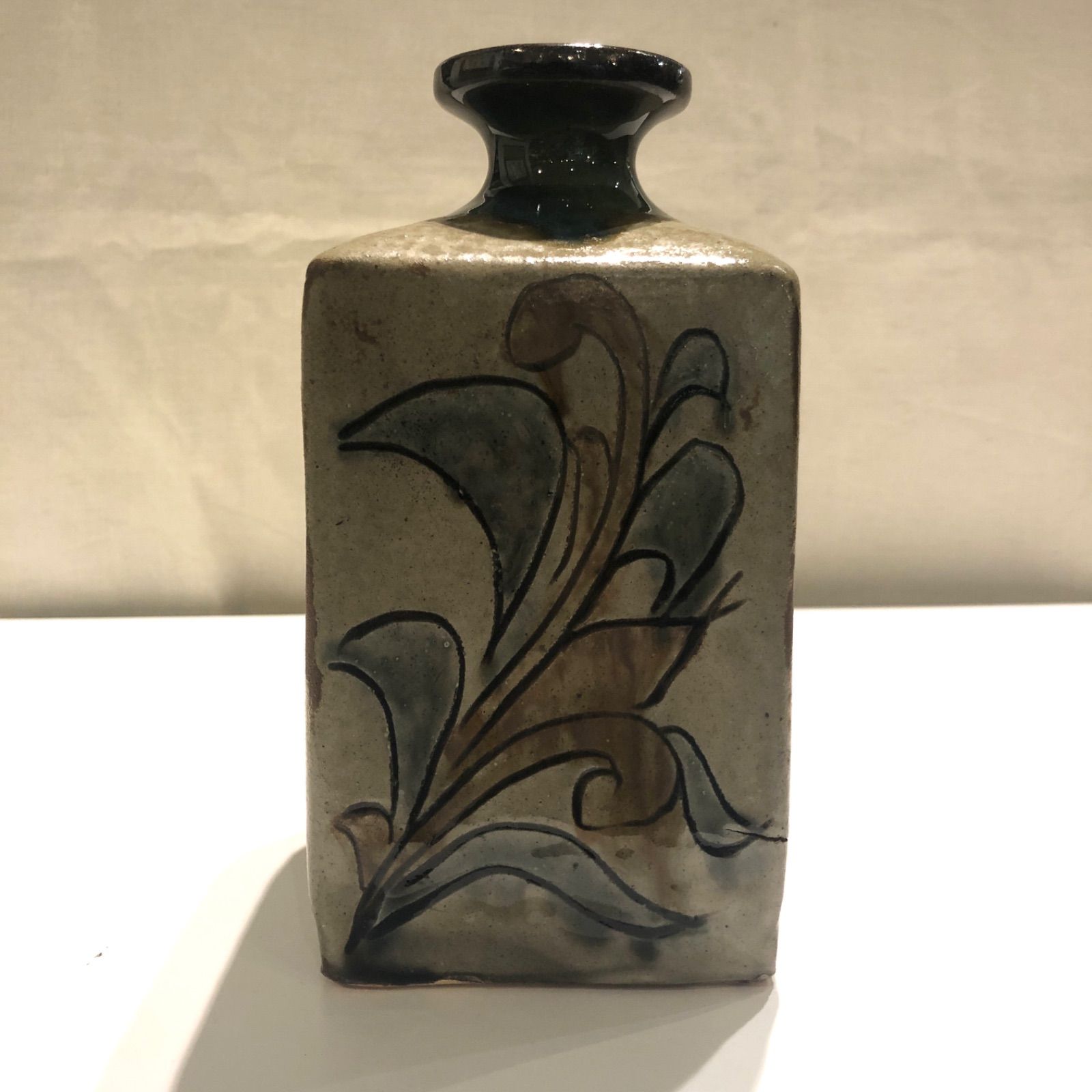 やちむん 金城次郎 魚紋角瓶 - メルカリ