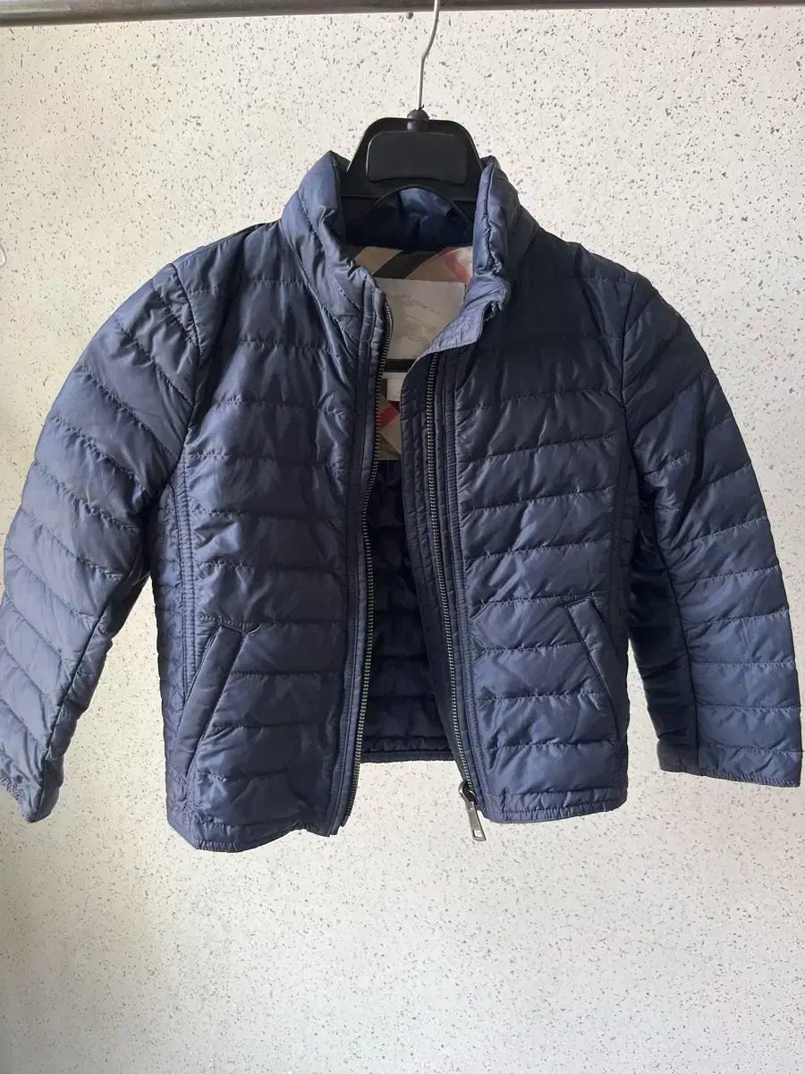 BURBERRY バーバリー 離乳する 軽量 ダウン 4Y