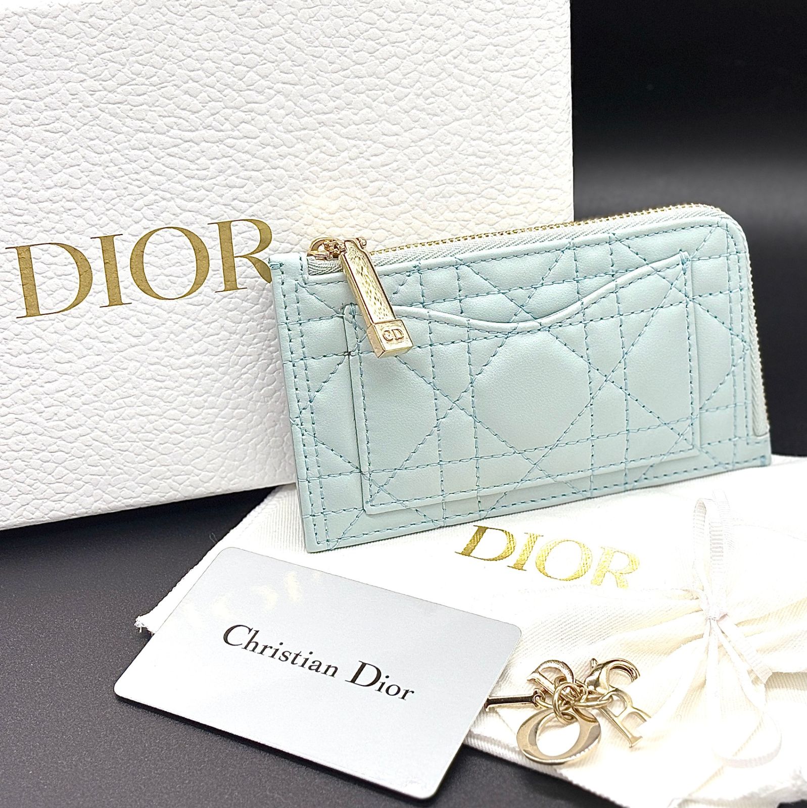 エレガンスを纏うミニマル Christian Dior クリスチャンディオール フラグメントケース ラムスキン カナージュ ゴールドチャーム 水色