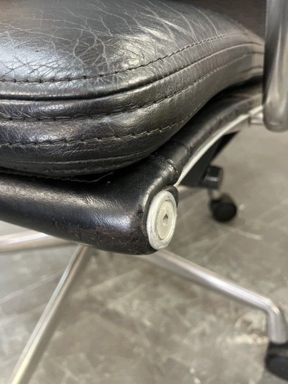 品 ハーマンミラー イームズソフトパッドグループチェア フレーム 肘 脚くすみ キズ有 スレ部色補修有