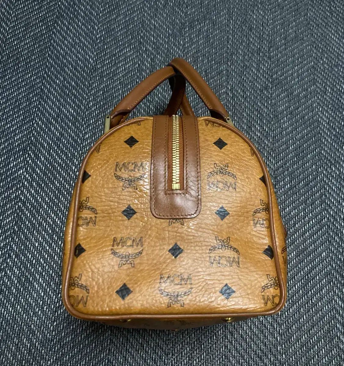 【最終値下げ】MCM バックパック　チャーム付き MCM バッグ トートバッグ (チャーム付き) - メルカリ