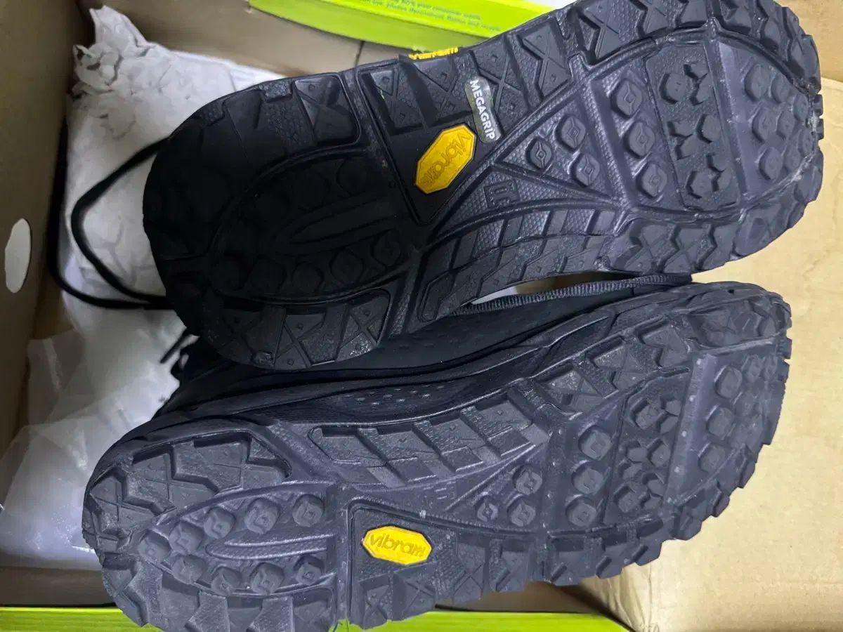 ONE ホカオネオネ